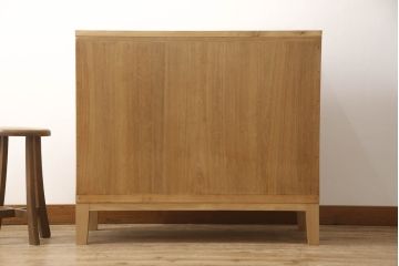 3段重ね桐箪笥を2つのチェストにリメイク!上下段を合わせてひとつのチェストに変更。ヒノキ材の天板を取り付け、台輪を外し新たに脚を追加。中段もヒノキ材の天板と脚を取り付け。全て自然な木地色仕上げ。