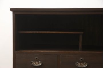 3段重ね桐箪笥をテレビ台にリメイク!上段の引き戸に市松模様のガラスをはめ込み、引手、ヒノキ無垢材の天板、木製の脚を取り付け。チェスナット系で着色し、ステイン塗料と蜜蝋ワックスで仕上げ。