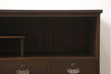 3段重ね桐箪笥をテレビ台にリメイク!上段の引き戸に市松模様のガラスをはめ込み、引手、ヒノキ無垢材の天板、木製の脚を取り付け。チェスナット系で着色し、ステイン塗料と蜜蝋ワックスで仕上げ。