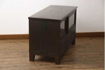 3段重ね桐箪笥をテレビ台にリメイク!上段の引き戸に市松模様のガラスをはめ込み、引手、ヒノキ無垢材の天板、木製の脚を取り付け。チェスナット系で着色し、ステイン塗料と蜜蝋ワックスで仕上げ。