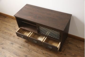 3段重ね桐箪笥をテレビ台にリメイク!上段の引き戸に市松模様のガラスをはめ込み、引手、ヒノキ無垢材の天板、木製の脚を取り付け。チェスナット系で着色し、ステイン塗料と蜜蝋ワックスで仕上げ。