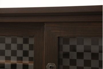 3段重ね桐箪笥をテレビ台にリメイク!上段の引き戸に市松模様のガラスをはめ込み、引手、ヒノキ無垢材の天板、木製の脚を取り付け。チェスナット系で着色し、ステイン塗料と蜜蝋ワックスで仕上げ。