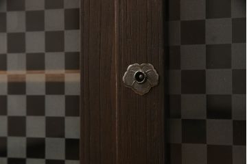 3段重ね桐箪笥をテレビ台にリメイク!上段の引き戸に市松模様のガラスをはめ込み、引手、ヒノキ無垢材の天板、木製の脚を取り付け。チェスナット系で着色し、ステイン塗料と蜜蝋ワックスで仕上げ。