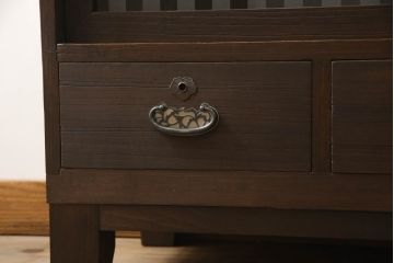 3段重ね桐箪笥をテレビ台にリメイク!上段の引き戸に市松模様のガラスをはめ込み、引手、ヒノキ無垢材の天板、木製の脚を取り付け。チェスナット系で着色し、ステイン塗料と蜜蝋ワックスで仕上げ。
