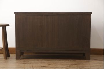 3段重ね桐箪笥をテレビ台にリメイク!上段の引き戸に市松模様のガラスをはめ込み、引手、ヒノキ無垢材の天板、木製の脚を取り付け。チェスナット系で着色し、ステイン塗料と蜜蝋ワックスで仕上げ。