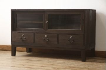 3段重ね桐箪笥をそれぞれローボードと2つのチェストにリメイク!上段は引き戸にモールガラスをはめ込み、引手を取り付け、木製脚を追加。中段は脚を取り付けて、上段と高さが合うよう調整。全ての天板をヒノキ無垢材で内部を補強し、ステイン塗料と蜜蝋ワックスで仕上げ。