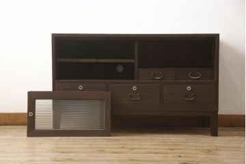 3段重ね桐箪笥をそれぞれローボードと2つのチェストにリメイク!上段は引き戸にモールガラスをはめ込み、引手を取り付け、木製脚を追加。中段は脚を取り付けて、上段と高さが合うよう調整。全ての天板をヒノキ無垢材で内部を補強し、ステイン塗料と蜜蝋ワックスで仕上げ。