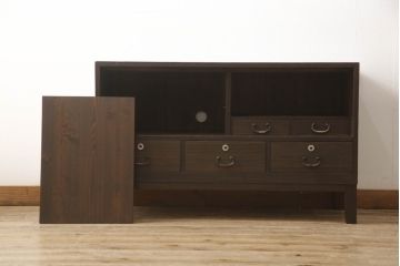 3段重ね桐箪笥をそれぞれローボードと2つのチェストにリメイク!上段は引き戸にモールガラスをはめ込み、引手を取り付け、木製脚を追加。中段は脚を取り付けて、上段と高さが合うよう調整。全ての天板をヒノキ無垢材で内部を補強し、ステイン塗料と蜜蝋ワックスで仕上げ。