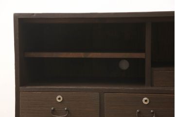 3段重ね桐箪笥をそれぞれローボードと2つのチェストにリメイク!上段は引き戸にモールガラスをはめ込み、引手を取り付け、木製脚を追加。中段は脚を取り付けて、上段と高さが合うよう調整。全ての天板をヒノキ無垢材で内部を補強し、ステイン塗料と蜜蝋ワックスで仕上げ。