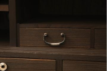 3段重ね桐箪笥をそれぞれローボードと2つのチェストにリメイク!上段は引き戸にモールガラスをはめ込み、引手を取り付け、木製脚を追加。中段は脚を取り付けて、上段と高さが合うよう調整。全ての天板をヒノキ無垢材で内部を補強し、ステイン塗料と蜜蝋ワックスで仕上げ。
