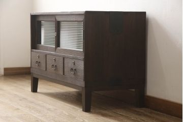 3段重ね桐箪笥をそれぞれローボードと2つのチェストにリメイク!上段は引き戸にモールガラスをはめ込み、引手を取り付け、木製脚を追加。中段は脚を取り付けて、上段と高さが合うよう調整。全ての天板をヒノキ無垢材で内部を補強し、ステイン塗料と蜜蝋ワックスで仕上げ。