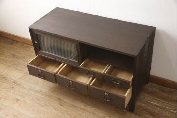 3段重ね桐箪笥をそれぞれローボードと2つのチェストにリメイク!上段は引き戸にモールガラスをはめ込み、引手を取り付け、木製脚を追加。中段は脚を取り付けて、上段と高さが合うよう調整。全ての天板をヒノキ無垢材で内部を補強し、ステイン塗料と蜜蝋ワックスで仕上げ。