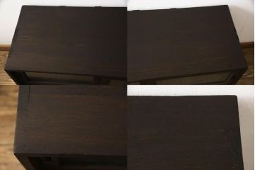 3段重ね桐箪笥をそれぞれローボードと2つのチェストにリメイク!上段は引き戸にモールガラスをはめ込み、引手を取り付け、木製脚を追加。中段は脚を取り付けて、上段と高さが合うよう調整。全ての天板をヒノキ無垢材で内部を補強し、ステイン塗料と蜜蝋ワックスで仕上げ。