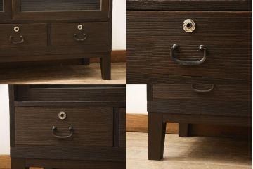 3段重ね桐箪笥をそれぞれローボードと2つのチェストにリメイク!上段は引き戸にモールガラスをはめ込み、引手を取り付け、木製脚を追加。中段は脚を取り付けて、上段と高さが合うよう調整。全ての天板をヒノキ無垢材で内部を補強し、ステイン塗料と蜜蝋ワックスで仕上げ。