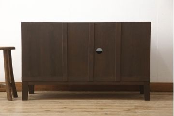 3段重ね桐箪笥をそれぞれローボードと2つのチェストにリメイク!上段は引き戸にモールガラスをはめ込み、引手を取り付け、木製脚を追加。中段は脚を取り付けて、上段と高さが合うよう調整。全ての天板をヒノキ無垢材で内部を補強し、ステイン塗料と蜜蝋ワックスで仕上げ。