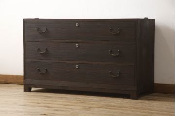 3段重ね桐箪笥をそれぞれローボードと2つのチェストにリメイク!上段は引き戸にモールガラスをはめ込み、引手を取り付け、木製脚を追加。中段は脚を取り付けて、上段と高さが合うよう調整。全ての天板をヒノキ無垢材で内部を補強し、ステイン塗料と蜜蝋ワックスで仕上げ。