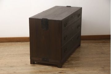 3段重ね桐箪笥をそれぞれローボードと2つのチェストにリメイク!上段は引き戸にモールガラスをはめ込み、引手を取り付け、木製脚を追加。中段は脚を取り付けて、上段と高さが合うよう調整。全ての天板をヒノキ無垢材で内部を補強し、ステイン塗料と蜜蝋ワックスで仕上げ。