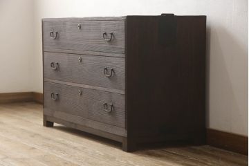 3段重ね桐箪笥をそれぞれローボードと2つのチェストにリメイク!上段は引き戸にモールガラスをはめ込み、引手を取り付け、木製脚を追加。中段は脚を取り付けて、上段と高さが合うよう調整。全ての天板をヒノキ無垢材で内部を補強し、ステイン塗料と蜜蝋ワックスで仕上げ。
