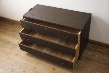 3段重ね桐箪笥をそれぞれローボードと2つのチェストにリメイク!上段は引き戸にモールガラスをはめ込み、引手を取り付け、木製脚を追加。中段は脚を取り付けて、上段と高さが合うよう調整。全ての天板をヒノキ無垢材で内部を補強し、ステイン塗料と蜜蝋ワックスで仕上げ。