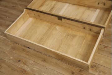3段重ね桐箪笥をそれぞれローボードと2つのチェストにリメイク!上段は引き戸にモールガラスをはめ込み、引手を取り付け、木製脚を追加。中段は脚を取り付けて、上段と高さが合うよう調整。全ての天板をヒノキ無垢材で内部を補強し、ステイン塗料と蜜蝋ワックスで仕上げ。