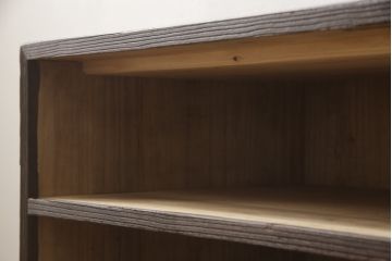 3段重ね桐箪笥をそれぞれローボードと2つのチェストにリメイク!上段は引き戸にモールガラスをはめ込み、引手を取り付け、木製脚を追加。中段は脚を取り付けて、上段と高さが合うよう調整。全ての天板をヒノキ無垢材で内部を補強し、ステイン塗料と蜜蝋ワックスで仕上げ。