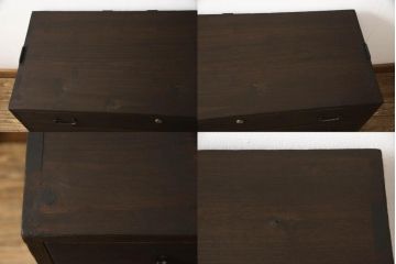 3段重ね桐箪笥をそれぞれローボードと2つのチェストにリメイク!上段は引き戸にモールガラスをはめ込み、引手を取り付け、木製脚を追加。中段は脚を取り付けて、上段と高さが合うよう調整。全ての天板をヒノキ無垢材で内部を補強し、ステイン塗料と蜜蝋ワックスで仕上げ。