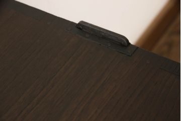 3段重ね桐箪笥をそれぞれローボードと2つのチェストにリメイク!上段は引き戸にモールガラスをはめ込み、引手を取り付け、木製脚を追加。中段は脚を取り付けて、上段と高さが合うよう調整。全ての天板をヒノキ無垢材で内部を補強し、ステイン塗料と蜜蝋ワックスで仕上げ。