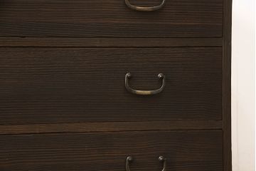 3段重ね桐箪笥をそれぞれローボードと2つのチェストにリメイク!上段は引き戸にモールガラスをはめ込み、引手を取り付け、木製脚を追加。中段は脚を取り付けて、上段と高さが合うよう調整。全ての天板をヒノキ無垢材で内部を補強し、ステイン塗料と蜜蝋ワックスで仕上げ。