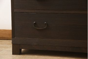 3段重ね桐箪笥をそれぞれローボードと2つのチェストにリメイク!上段は引き戸にモールガラスをはめ込み、引手を取り付け、木製脚を追加。中段は脚を取り付けて、上段と高さが合うよう調整。全ての天板をヒノキ無垢材で内部を補強し、ステイン塗料と蜜蝋ワックスで仕上げ。