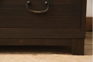 3段重ね桐箪笥をそれぞれローボードと2つのチェストにリメイク!上段は引き戸にモールガラスをはめ込み、引手を取り付け、木製脚を追加。中段は脚を取り付けて、上段と高さが合うよう調整。全ての天板をヒノキ無垢材で内部を補強し、ステイン塗料と蜜蝋ワックスで仕上げ。