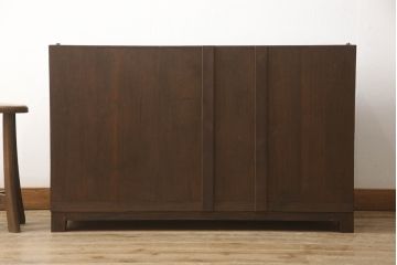 3段重ね桐箪笥をそれぞれローボードと2つのチェストにリメイク!上段は引き戸にモールガラスをはめ込み、引手を取り付け、木製脚を追加。中段は脚を取り付けて、上段と高さが合うよう調整。全ての天板をヒノキ無垢材で内部を補強し、ステイン塗料と蜜蝋ワックスで仕上げ。
