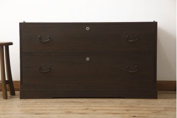 3段重ね桐箪笥をそれぞれローボードと2つのチェストにリメイク!上段は引き戸にモールガラスをはめ込み、引手を取り付け、木製脚を追加。中段は脚を取り付けて、上段と高さが合うよう調整。全ての天板をヒノキ無垢材で内部を補強し、ステイン塗料と蜜蝋ワックスで仕上げ。