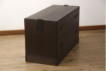 3段重ね桐箪笥をそれぞれローボードと2つのチェストにリメイク!上段は引き戸にモールガラスをはめ込み、引手を取り付け、木製脚を追加。中段は脚を取り付けて、上段と高さが合うよう調整。全ての天板をヒノキ無垢材で内部を補強し、ステイン塗料と蜜蝋ワックスで仕上げ。