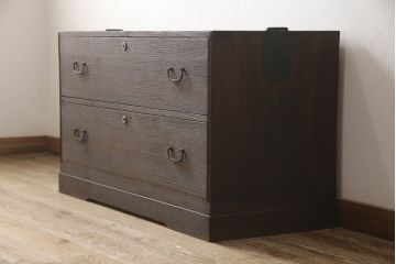 3段重ね桐箪笥をそれぞれローボードと2つのチェストにリメイク!上段は引き戸にモールガラスをはめ込み、引手を取り付け、木製脚を追加。中段は脚を取り付けて、上段と高さが合うよう調整。全ての天板をヒノキ無垢材で内部を補強し、ステイン塗料と蜜蝋ワックスで仕上げ。
