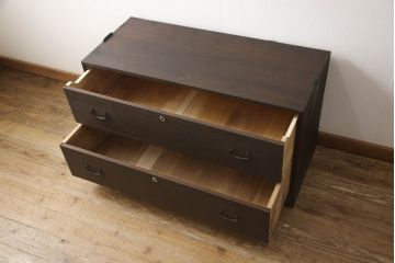 3段重ね桐箪笥をそれぞれローボードと2つのチェストにリメイク!上段は引き戸にモールガラスをはめ込み、引手を取り付け、木製脚を追加。中段は脚を取り付けて、上段と高さが合うよう調整。全ての天板をヒノキ無垢材で内部を補強し、ステイン塗料と蜜蝋ワックスで仕上げ。