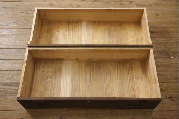 3段重ね桐箪笥をそれぞれローボードと2つのチェストにリメイク!上段は引き戸にモールガラスをはめ込み、引手を取り付け、木製脚を追加。中段は脚を取り付けて、上段と高さが合うよう調整。全ての天板をヒノキ無垢材で内部を補強し、ステイン塗料と蜜蝋ワックスで仕上げ。