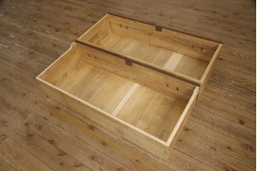 3段重ね桐箪笥をそれぞれローボードと2つのチェストにリメイク!上段は引き戸にモールガラスをはめ込み、引手を取り付け、木製脚を追加。中段は脚を取り付けて、上段と高さが合うよう調整。全ての天板をヒノキ無垢材で内部を補強し、ステイン塗料と蜜蝋ワックスで仕上げ。