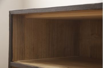 3段重ね桐箪笥をそれぞれローボードと2つのチェストにリメイク!上段は引き戸にモールガラスをはめ込み、引手を取り付け、木製脚を追加。中段は脚を取り付けて、上段と高さが合うよう調整。全ての天板をヒノキ無垢材で内部を補強し、ステイン塗料と蜜蝋ワックスで仕上げ。