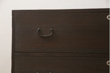 3段重ね桐箪笥をそれぞれローボードと2つのチェストにリメイク!上段は引き戸にモールガラスをはめ込み、引手を取り付け、木製脚を追加。中段は脚を取り付けて、上段と高さが合うよう調整。全ての天板をヒノキ無垢材で内部を補強し、ステイン塗料と蜜蝋ワックスで仕上げ。