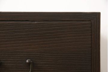 3段重ね桐箪笥をそれぞれローボードと2つのチェストにリメイク!上段は引き戸にモールガラスをはめ込み、引手を取り付け、木製脚を追加。中段は脚を取り付けて、上段と高さが合うよう調整。全ての天板をヒノキ無垢材で内部を補強し、ステイン塗料と蜜蝋ワックスで仕上げ。
