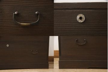 3段重ね桐箪笥をそれぞれローボードと2つのチェストにリメイク!上段は引き戸にモールガラスをはめ込み、引手を取り付け、木製脚を追加。中段は脚を取り付けて、上段と高さが合うよう調整。全ての天板をヒノキ無垢材で内部を補強し、ステイン塗料と蜜蝋ワックスで仕上げ。