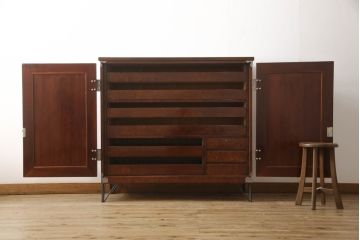 2段重ね桐箪笥を収納棚とローチェストにリメイク!上段はヒノキ無垢材の天板と鉄脚を取り付け、鍵を製作。下段は引き出しの最下段でカットして既存の金具を付け直し、ヒノキ無垢材の天板と鉄脚を取り付け。どちらも錠を調整してワントーン落ち着いた色に着色仕上げ。