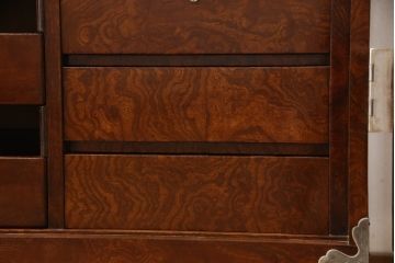 2段重ね桐箪笥を収納棚とローチェストにリメイク!上段はヒノキ無垢材の天板と鉄脚を取り付け、鍵を製作。下段は引き出しの最下段でカットして既存の金具を付け直し、ヒノキ無垢材の天板と鉄脚を取り付け。どちらも錠を調整してワントーン落ち着いた色に着色仕上げ。