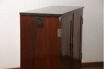2段重ね桐箪笥を収納棚とローチェストにリメイク!上段はヒノキ無垢材の天板と鉄脚を取り付け、鍵を製作。下段は引き出しの最下段でカットして既存の金具を付け直し、ヒノキ無垢材の天板と鉄脚を取り付け。どちらも錠を調整してワントーン落ち着いた色に着色仕上げ。
