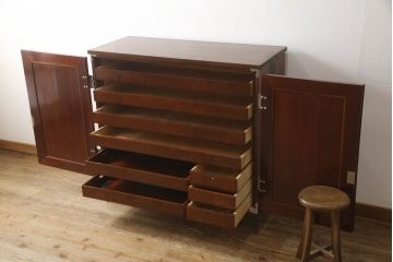 2段重ね桐箪笥を収納棚とローチェストにリメイク!上段はヒノキ無垢材の天板と鉄脚を取り付け、鍵を製作。下段は引き出しの最下段でカットして既存の金具を付け直し、ヒノキ無垢材の天板と鉄脚を取り付け。どちらも錠を調整してワントーン落ち着いた色に着色仕上げ。