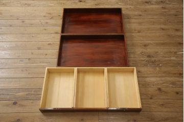 2段重ね桐箪笥を収納棚とローチェストにリメイク!上段はヒノキ無垢材の天板と鉄脚を取り付け、鍵を製作。下段は引き出しの最下段でカットして既存の金具を付け直し、ヒノキ無垢材の天板と鉄脚を取り付け。どちらも錠を調整してワントーン落ち着いた色に着色仕上げ。