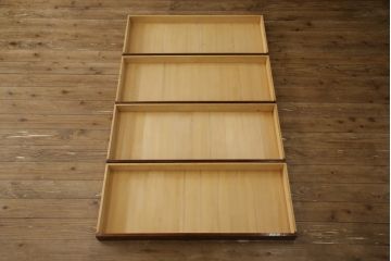 2段重ね桐箪笥を収納棚とローチェストにリメイク!上段はヒノキ無垢材の天板と鉄脚を取り付け、鍵を製作。下段は引き出しの最下段でカットして既存の金具を付け直し、ヒノキ無垢材の天板と鉄脚を取り付け。どちらも錠を調整してワントーン落ち着いた色に着色仕上げ。