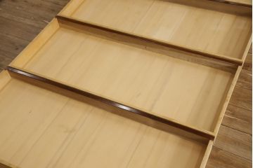 2段重ね桐箪笥を収納棚とローチェストにリメイク!上段はヒノキ無垢材の天板と鉄脚を取り付け、鍵を製作。下段は引き出しの最下段でカットして既存の金具を付け直し、ヒノキ無垢材の天板と鉄脚を取り付け。どちらも錠を調整してワントーン落ち着いた色に着色仕上げ。