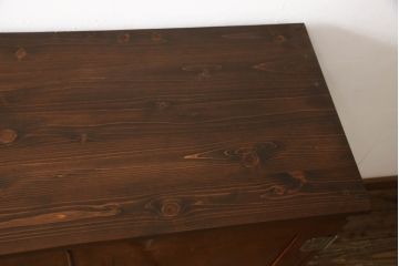 2段重ね桐箪笥を収納棚とローチェストにリメイク!上段はヒノキ無垢材の天板と鉄脚を取り付け、鍵を製作。下段は引き出しの最下段でカットして既存の金具を付け直し、ヒノキ無垢材の天板と鉄脚を取り付け。どちらも錠を調整してワントーン落ち着いた色に着色仕上げ。