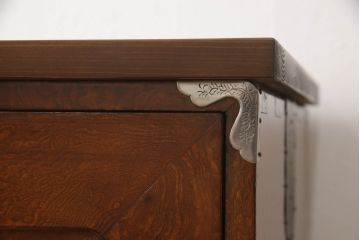 2段重ね桐箪笥を収納棚とローチェストにリメイク!上段はヒノキ無垢材の天板と鉄脚を取り付け、鍵を製作。下段は引き出しの最下段でカットして既存の金具を付け直し、ヒノキ無垢材の天板と鉄脚を取り付け。どちらも錠を調整してワントーン落ち着いた色に着色仕上げ。
